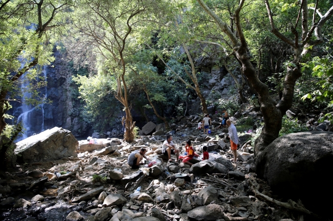 Diyarbakır Şeyhandede Şelalesi serinliğiyle dikkat çekiyor